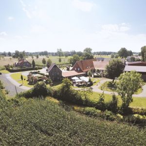 dillmanns-speicher-nordwalde-muensterland-eventlocation-cafe-partyservice-hofansicht-luftbild-mit-feld.jpg